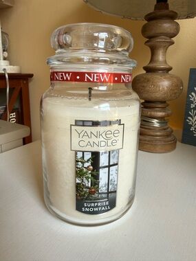 Yankee Candle White Jar Candle - Surprise Snowfall